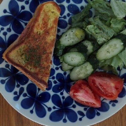 サラダと一緒においしいいただきました。贅沢な朝食になりました。